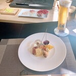 BETTEI NAKATAKE ENISHI - 前菜盛りと生ビール(グラス長めです)