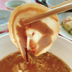 城南園 - ミソラーメンのチャーシュー、リフト！