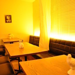 デコラ63 - 奥のソファー席