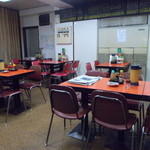 早稲田軒 - 広い店内、テーブルで４０人、カウンターで１０人