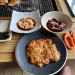 ろばたやき山ろく - 焼きながら切る