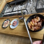 ろばたやき山ろく - 焼くのはある程度指南してくれるから安心。