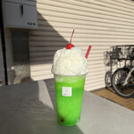 喫茶 ベレー - クリームソーダのカキ氷。さむい。。赤いさくらんぼカワイイ。