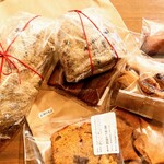 アン フルティエール - シュトーレンが欲しかったので、ハーフとフルを一つづつ購入。あとはおやつセット(不揃い品詰め合わせ)多分通販開始10分以内に売りきれてます。購入は超頑張りました！