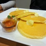 よつば珈琲 - ホイップクリーム、プリーズ！！　　高カロリーのクリームてんこ盛りが好きっ。♡♡　　（注）普通は、３枚だそうです。