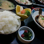 川崎屋 - ”丸ハギの煮付け（６００円）＋定食（１５０円位？）　ハギは鮮度もよくって旨々♪