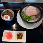 龍潭酒家 - 特製豚骨ラーメン，魯肉飯