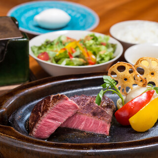 自社の熟成方法で熟成したボリューム満点のヒレステーキ。