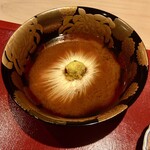 料理屋 植むら - 赤出汁(菊豆腐、菊花)