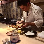 料理屋 植むら - カニグラタンコロッケバーガー調理中