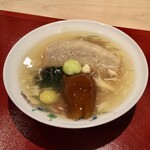 料理屋 植むら - お椀〜海老芋、巨大なめ茸、金時草、銀杏。