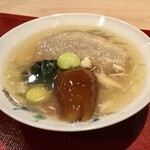 料理屋 植むら - お椀〜海老芋、巨大なめ茸、金時草、銀杏。
