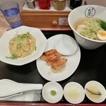 塩ラーメン仁屋 - らーめん(塩)＋半炒飯＋餃子３ケ