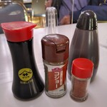 一休食堂 - 卓上の調味料類