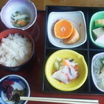 鹿野川荘レストラン - 入りきりませんでした・・・お刺身に煮物、お味噌汁もあります。