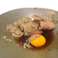 和牛焼肉 ワンダフィレ - トリュフは削り立て、黄身とタレが濃厚に溶け合う