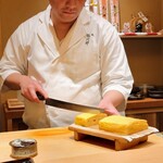 鮨 龍次郎 - 玉子焼きを切り分ける中村大将