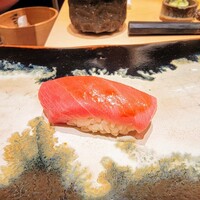 鮨 龍次郎 - まずトロを１貫、八戸の延縄