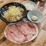 Yokohama Ramen Tonkotsu Ya - 肉山ラーメンに使ったトッピング材料