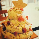 クレープアンドカフェ ヴァーチュ - ピスタチオベリーフロマージュのアップ。
      飾りも豪華！