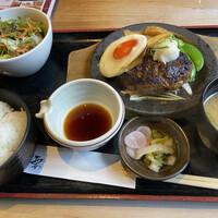 和牛料理 要 - 目玉焼き乗せ和風おろしハンバーグ