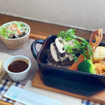 あおくまカフェ - みそだれハンバーグ　　安定のハンバーグ♡やっぱり旨味がぎゅっと。ソースかかってない部分はハンバーグの美味しさ余計と分かりやすかったし改めてハンバーグ自体好きと思った