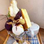 あおくまカフェ - 秋パフェの後ろ姿( •˓◞•̀ )塩アイスうまかったなー。かぼちゃのスフレチーズケーキとか、こんな色々食べれるとか凄い幸せよ