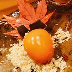 味享 - クチナシで色付けし柿を模したうずら卵の鋳込みです
