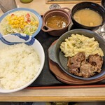 松屋 - 私の頼んだ、牛ヒレ肉のカットステーキ定食(税込890円)