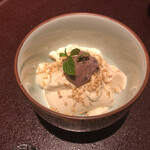 馳走 啐啄一十  - 白胡麻プリン 小豆乗せ
      〆の甘味はいつも通り白胡麻プリンの小豆乗せでとお茶で(^^)ようやく落ち着けます♪