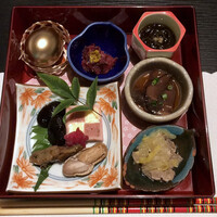 ツキと寿っぽん - 前菜盛り合わせ  金の玉子・梅クラゲ・もずくそうめん・ホタルイカの沖漬け・豚肉と白菜の炊き物・牡蠣の山椒煮・茹で落花生・テリーヌ・コーヒー豆