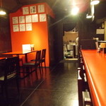 麺屋 元福 - 店内風景、赤が基調です