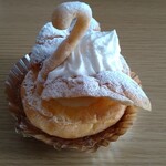 エンゼル洋菓子店 - 生クリームと中にはカスタードクリームも入ってます。