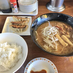 らーめん喰 - ラーメンは麺を半分にした。