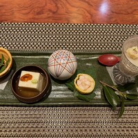モリタ屋 木屋町店 - 前菜: 左から　牛の時雨煮　胡麻豆腐　塩辛　　海老の錦糸卵巻き　長芋の擦り流し　全部よかったですが　特に時雨煮が美味しかったと思います。