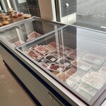 肉匠 たま助 - 店内冷蔵ショーケース