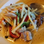 タイ料理　サイアム - カレーをご飯の上にかけて一緒に味わう