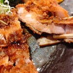 Tonkatsu Sakae - 肉質は柔らかく持ち上げると切れます！