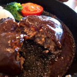 ウッチーノ食堂 - ハンバーグはなかなかワイルドな味わい。“肉”を感じさせます。美味しかった！