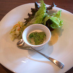 ウッチーノ食堂 - ランチのセットは共通です。きまぐれサラダと一口前菜。