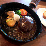 ウッチーノ食堂 - 「鉄板焼きハンバーグ （バゲット 又は ライス付）」（1,000円）。