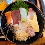 Uenoshiba Suehiro Zushi - 令和3年11月 ランチタイム
                        海鮮丼定食(海鮮丼＋小鉢2品＋ミニうどん＋香の物) 980円