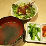 寛窄巷子 - セットのサラダ、スープ、青菜とキムチ