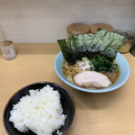 横浜ラーメン 町田家 - ラーメンとライス('21/11/28)