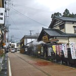 元祖 月岡屋 - 月岡温泉街のメインストリートに面しています