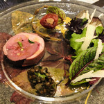 Pot d'Etain - 前菜1皿目
            カモ肉をミンチにしてゆっくりと火を入れたもの、ミズのピクルス、姫リンゴの詰め物、エゾシカのカルパッチョ、レンズ豆のサラダ。