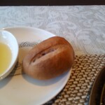 ビストロ セレニテ - 紫芋のパン　シェフの手作り　えっ、芋から栽培してるの？　違います！コネコネしてパンを作ったんです。