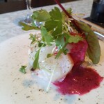 ビストロ セレニテ - えぇ～っと、名称失念！フレッシ☆な白身魚の切り身とタコちゃん　ビーツのソースで。　ピノッチョ☆ビーツのソース大好き♡