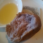 ビストロ セレニテ - 紫芋のパン中身　親近感のある紫色