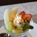 ビストロ セレニテ - ハッピーバースデーがチョコソースだったので、ラ・フランスに付けて戴きますよ。合うのです！大好きな味です。